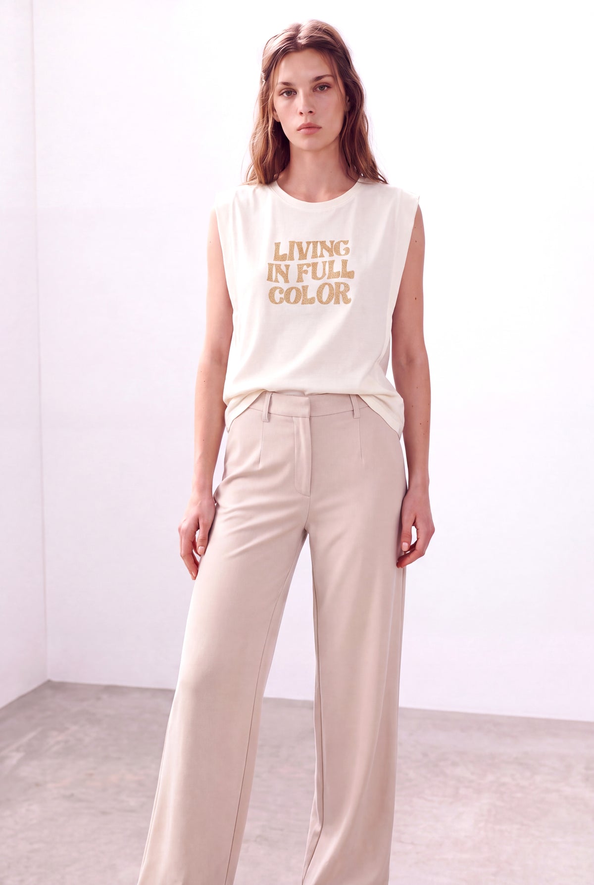 Ekru Kadın Ekru Pamuklu Bisiklet Yaka Kolsuz Vatkalı Gold Baskılı T-Shirt PENNY - Top - Westmark London EU(TR) Store Organik Pamuklu Sürdürülebilir Moda