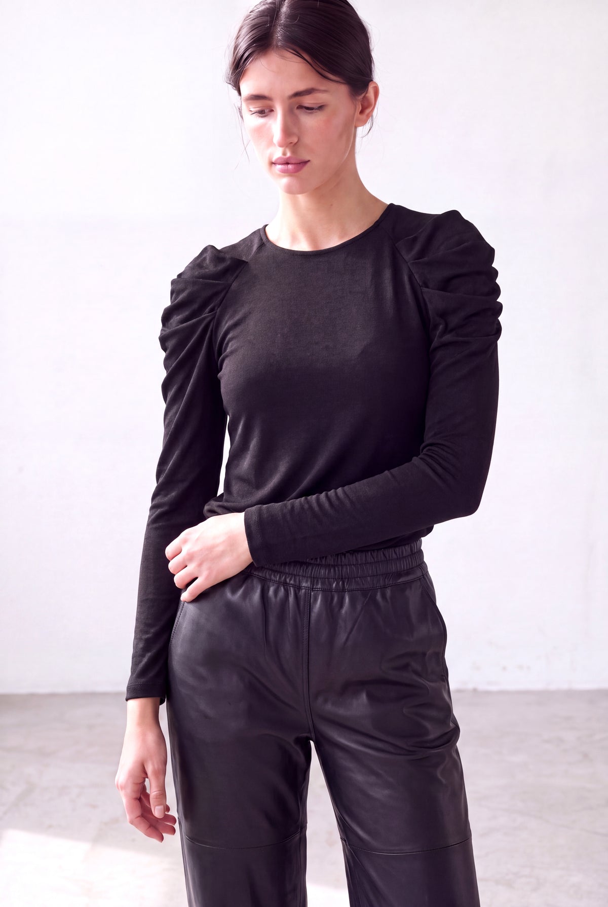 Parlak Siyah Kadın Parlak Siyah Dokulu Bisiklet Yaka Uzun Kollu Pile Detaylı Bluz ROXANNE - Top - Westmark London EU(TR) Store Organik Pamuklu Sürdürülebilir Moda