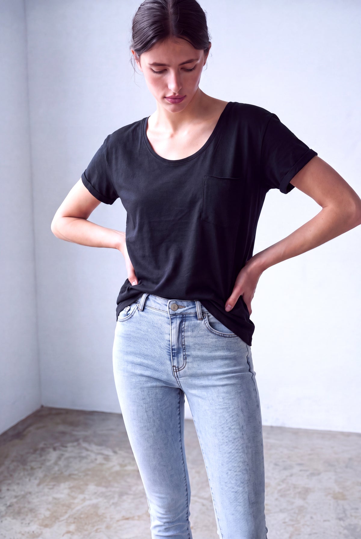 Siyah Yıkamalı Kadın Siyah Yıkamalı Pamuklu Bisiklet Yaka Kısa Kollu Cep Detaylı T-Shirt DAVINA - Top - Westmark London EU(TR) Store Organik Pamuklu Sürdürülebilir Moda