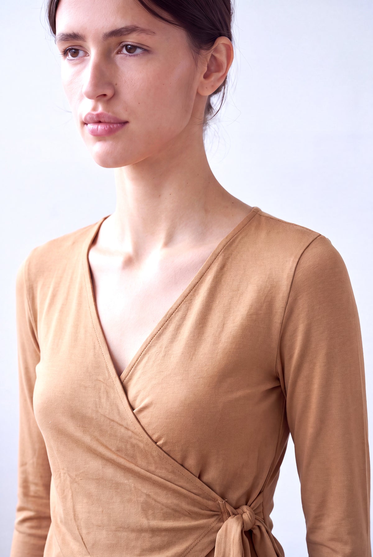 Açık Kahve Kadın Açık Kahve Modal / Pamuk Karışımlı V Yaka Uzun Kollu Yandan Bağlamalı Bluz PAULINE - Top - Westmark London EU(TR) Store Organik Pamuklu Sürdürülebilir Moda
