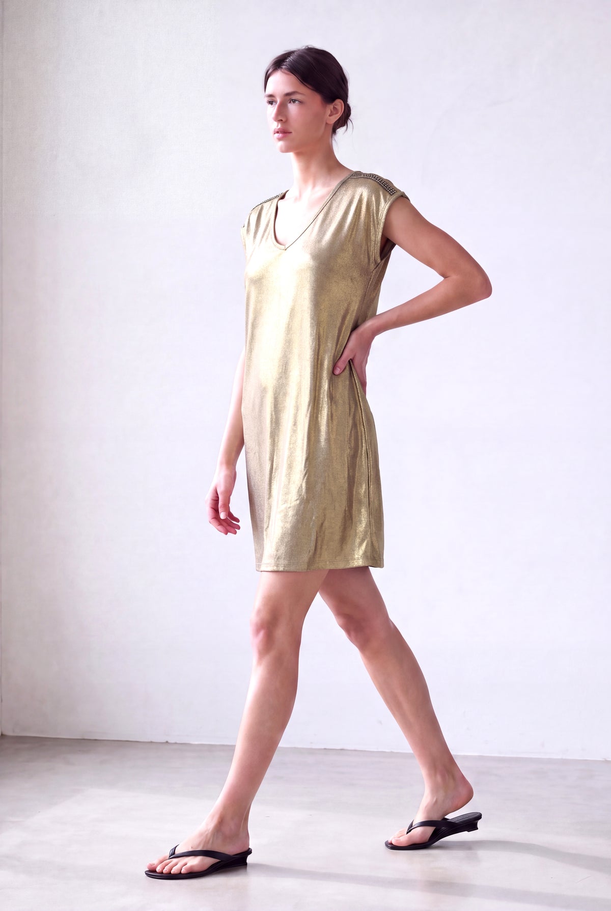Parıltılı Altın Renk Kadın Parıltılı Altın Renk Modal V Yaka Düşük Omuz Kolsuz Omuzda Şerit Detaylı Elbise MARIE - Dress - Westmark London EU(TR) Store Organik Pamuklu Sürdürülebilir Moda