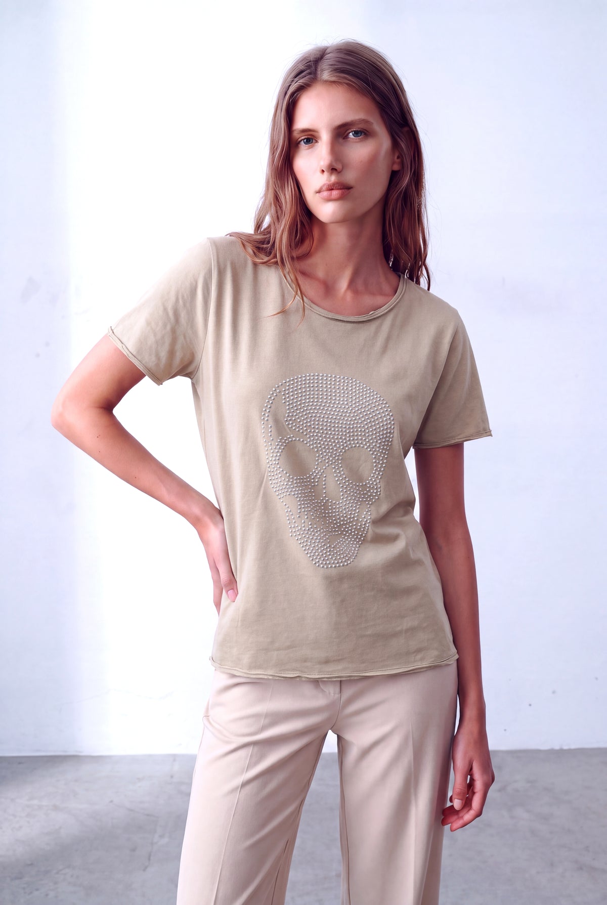 Taş Rengi Kadın Taş Rengi Pamuklu Bisiklet Yaka Kısa Kollu Kurukafa İşlemeli T-Shirt CAROL - Top - Westmark London EU(TR) Store Organik Pamuklu Sürdürülebilir Moda