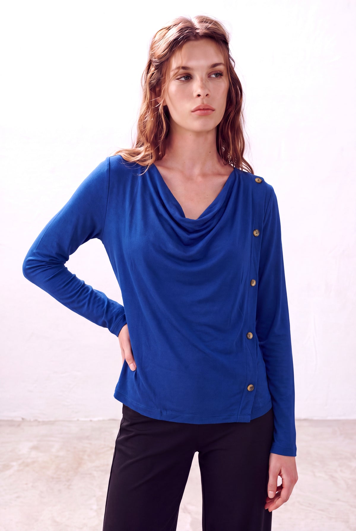 Kobalt Mavi Kadın Kobalt Mavi Viskon Karışımlı Dökümlü Degaje Yaka Uzun Kollu Düğme Detaylı Bluz FELICIA - Top - Westmark London EU(TR) Store Organik Pamuklu Sürdürülebilir Moda
