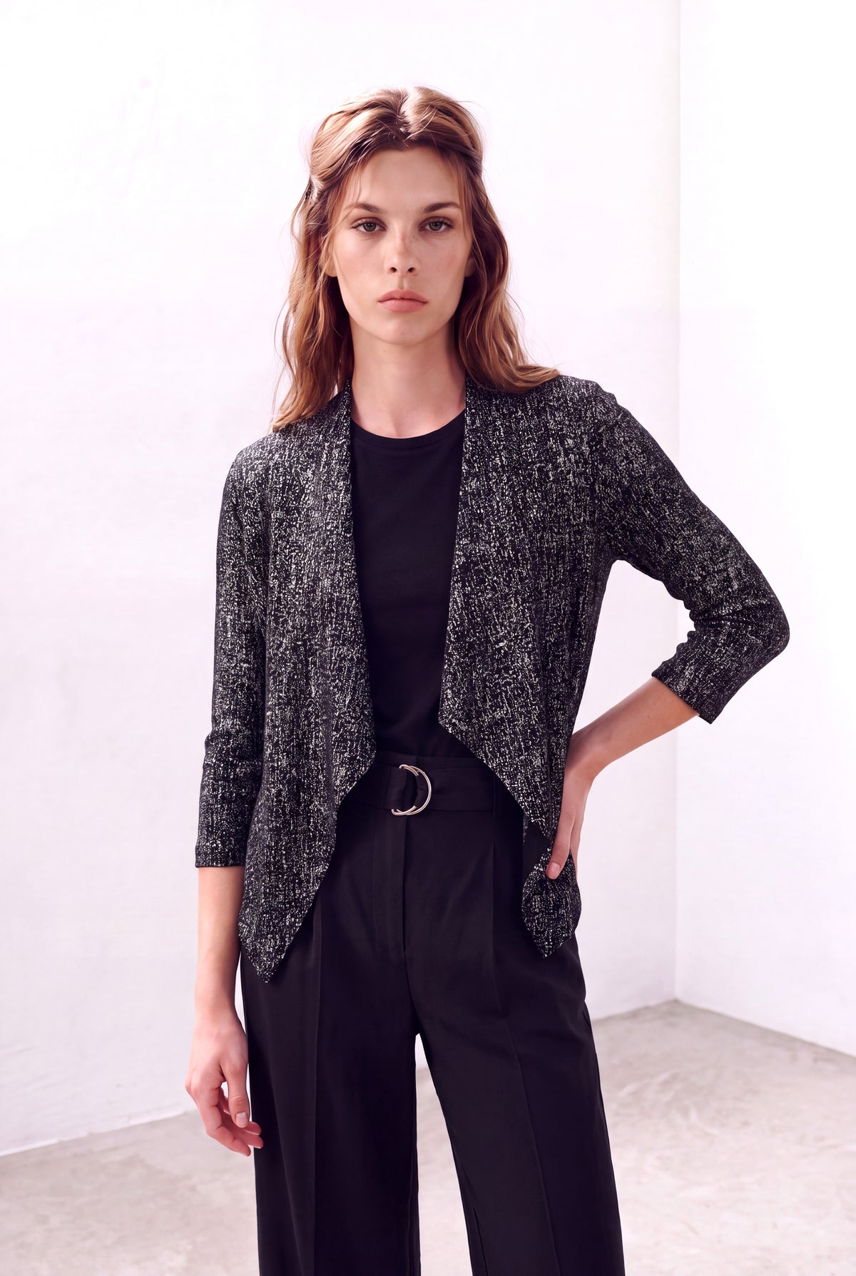Siyah/ Parlak Gümüş Kadın Siyah/ Parlak Gümüş Viskon V Yaka 3/4 Kol Önü Asimetrik Kesim Dökümlü Kısa Hırka STACEY - Cardigan - Westmark London EU(TR) Store Organik Pamuklu Sürdürülebilir Moda