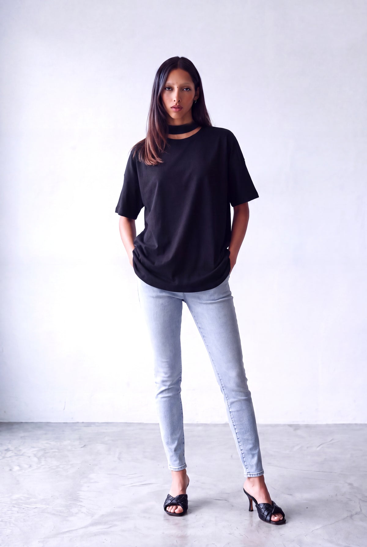 Siyah Kadın Siyah Pamuklu Choker Yaka Kısa Kollu T-Shirt JANET - Top - Westmark London EU(TR) Store Organik Pamuklu Sürdürülebilir Moda