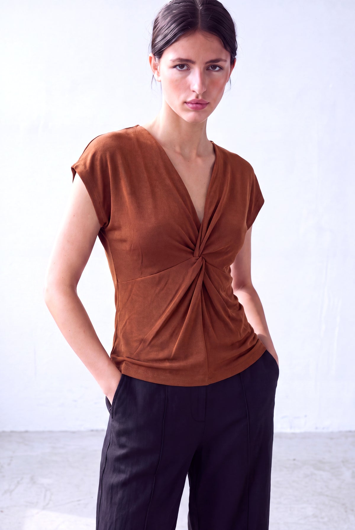 Parlak Kahve Kadın Parlak Kahve Dokulu V Yaka Düşük Omuzlu Kısa Kol Düğüm Detaylı Bluz BERENICE - Top - Westmark London EU(TR) Store Organik Pamuklu Sürdürülebilir Moda