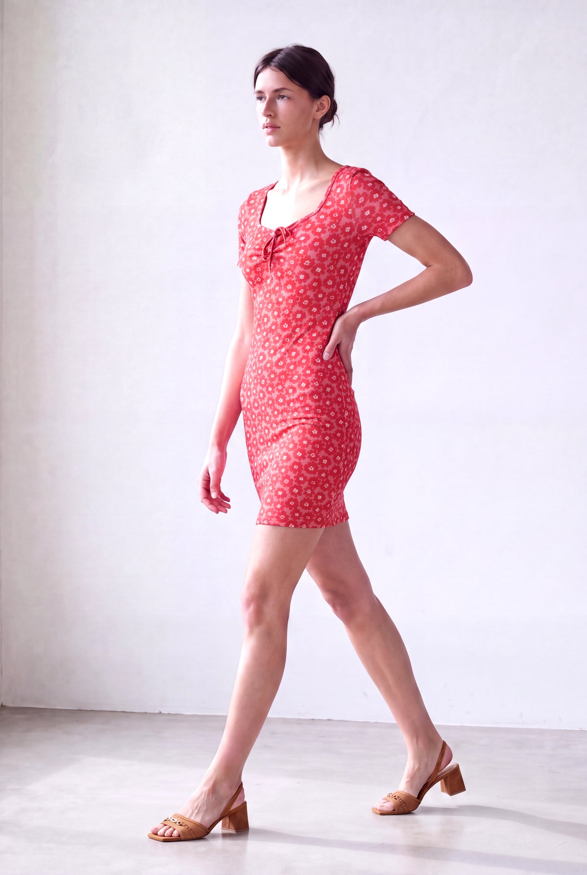 Kırmızı Çiçekli Kadın Kırmızı Çiçekli Krinkle Kumaş Kare Yaka Kısa Kollu göğüs büzgülü Elbise CARLY - Dress - Westmark London EU(TR) Store Organik Pamuklu Sürdürülebilir Moda