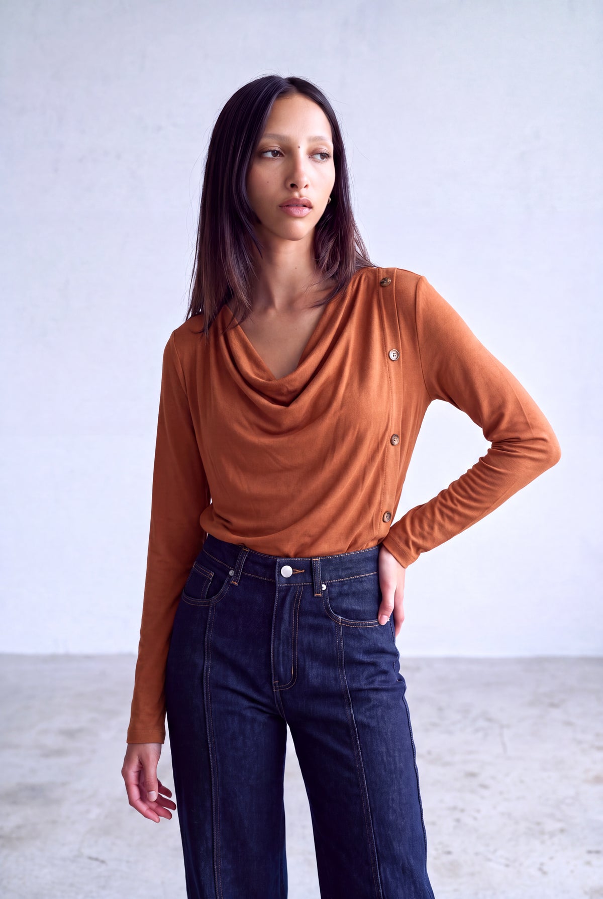 Açık Kahve Kadın Açık Kahve Viskon Dökümlü Degaje Yaka Uzun Kollu Düğme Detaylı Bluz FELICIA - Top - Westmark London EU(TR) Store Organik Pamuklu Sürdürülebilir Moda
