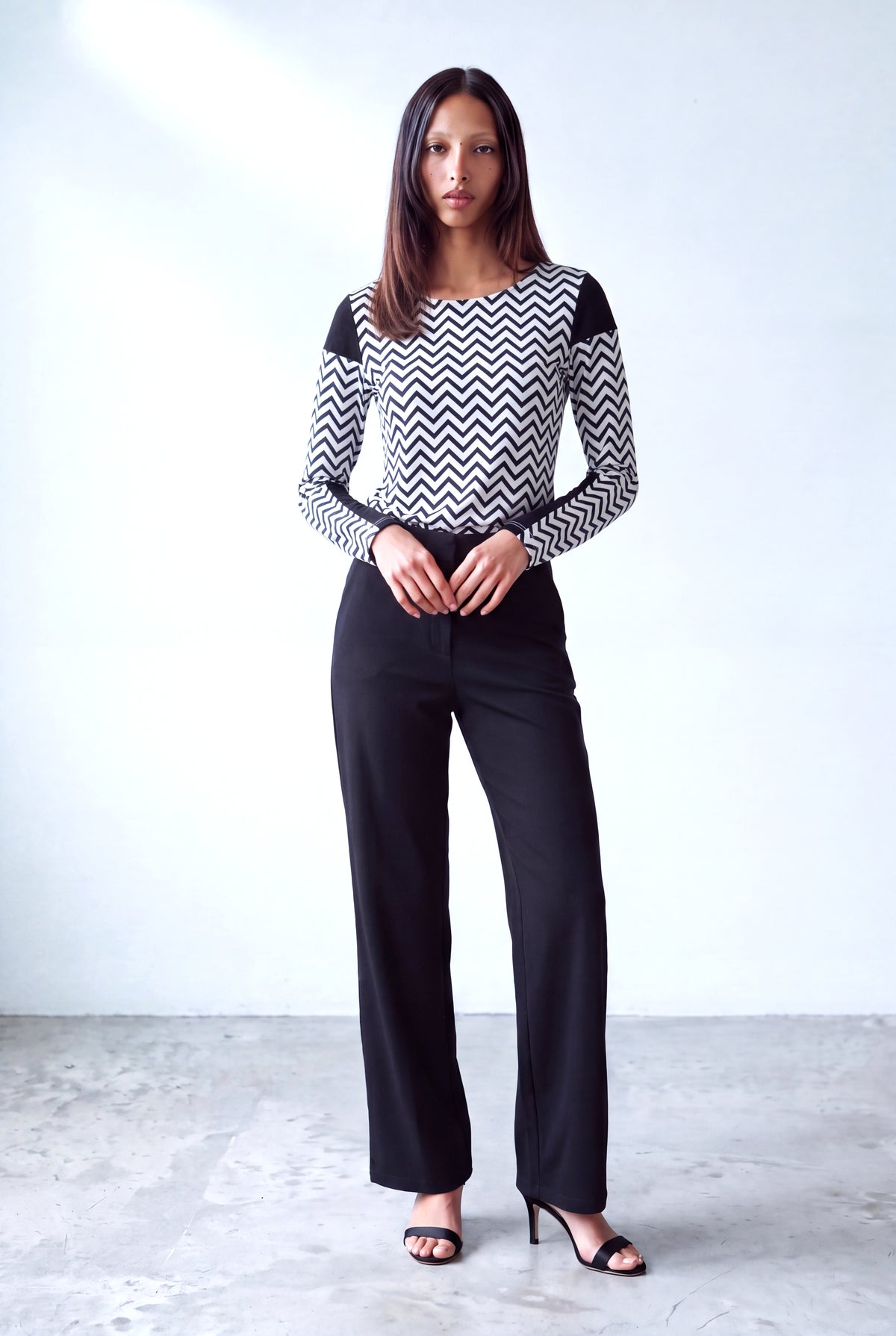 Siyah Beyaz Desenli Kadın Siyah Beyaz Desenli Pamuklu Geniş Bisiklet Yaka Uzun Kollu Kol Ve Bluz MEGAN - Top - Westmark London EU(TR) Store Organik Pamuklu Sürdürülebilir Moda