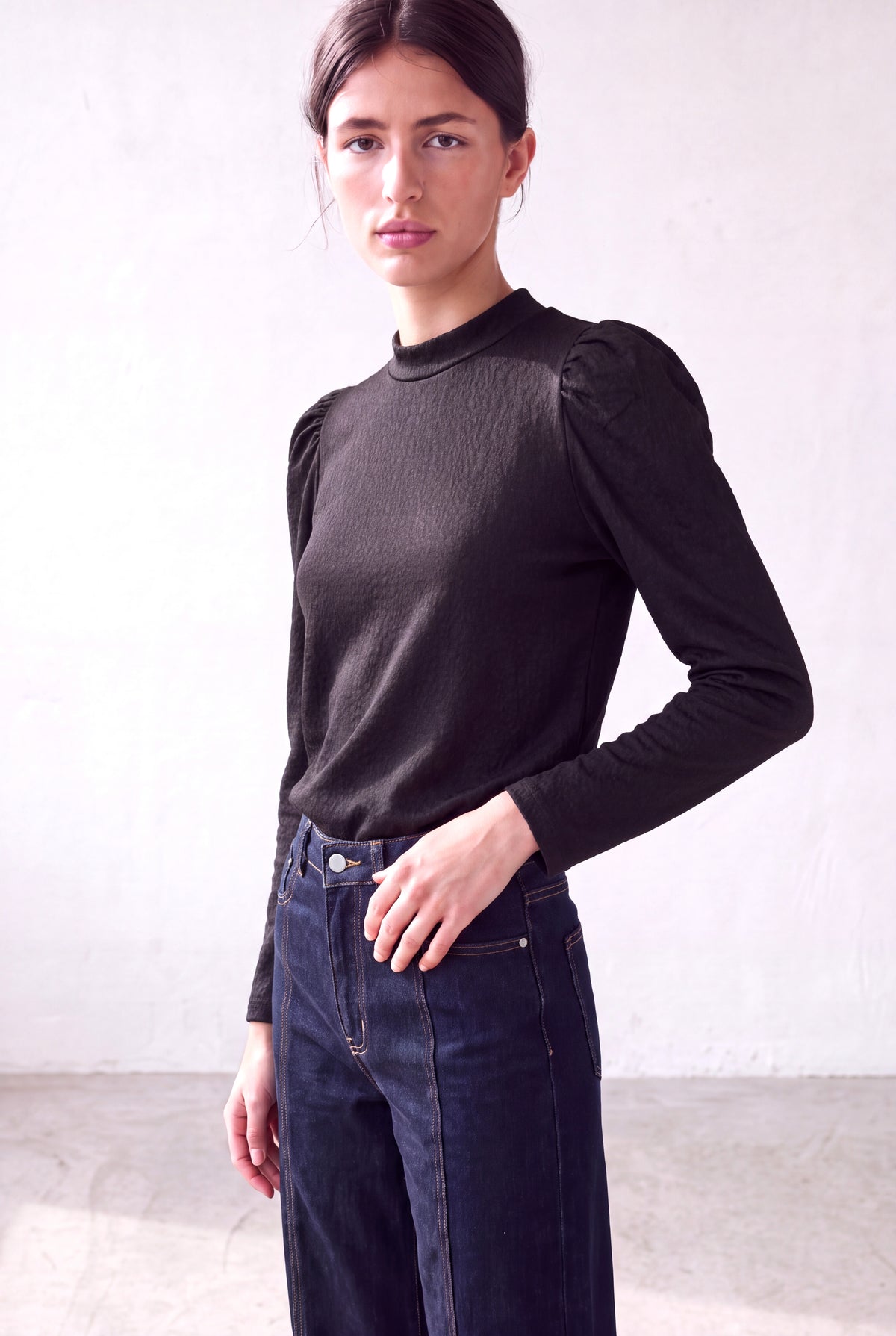 Siyah Kadın Siyah Kabartmalı Dokulu Dik Yaka Uzun Balon Kollu Arka Düğme Kapamalı Bluz LIA - Top - Westmark London EU(TR) Store Organik Pamuklu Sürdürülebilir Moda