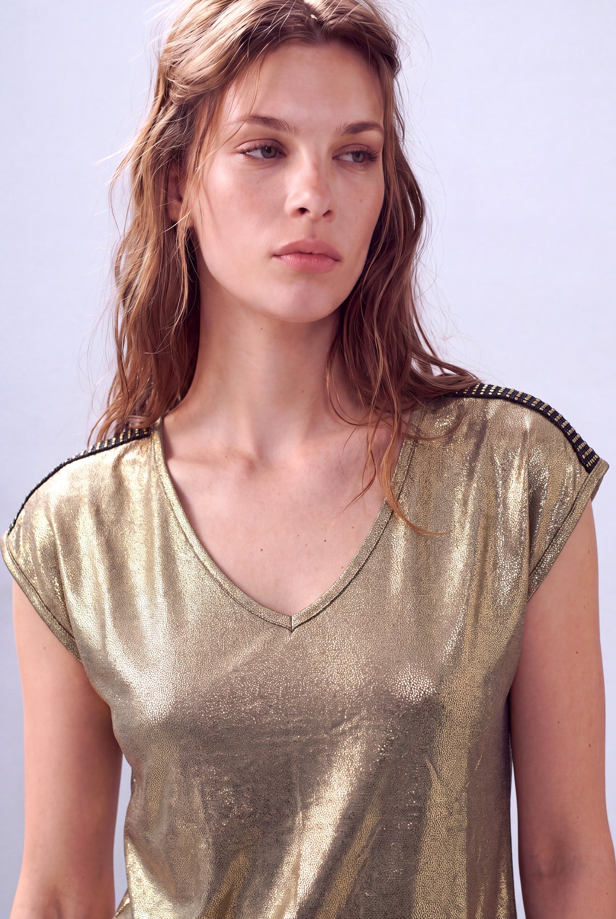 Işıltılı Metalik Altın Kadın Işıltılı Metalik Altın Modal V Yaka Kısa Kol Omuz Taş Detaylı Bluz SHAUNA - Top - Westmark London EU(TR) Store Organik Pamuklu Sürdürülebilir Moda
