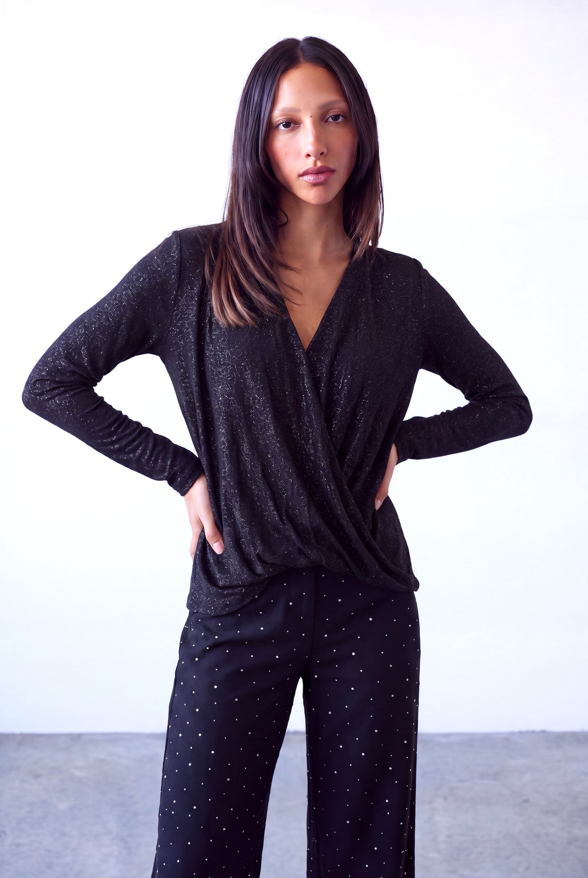 Siyah/Gri Simli Kadın Siyah/Gri Simli Viskon Karışımlı Kruvaze V Yaka Uzun Kollu Ön Dökümlü Drapeli Bluz ANGELA - Top - Westmark London EU(TR) Store Organik Pamuklu Sürdürülebilir Moda