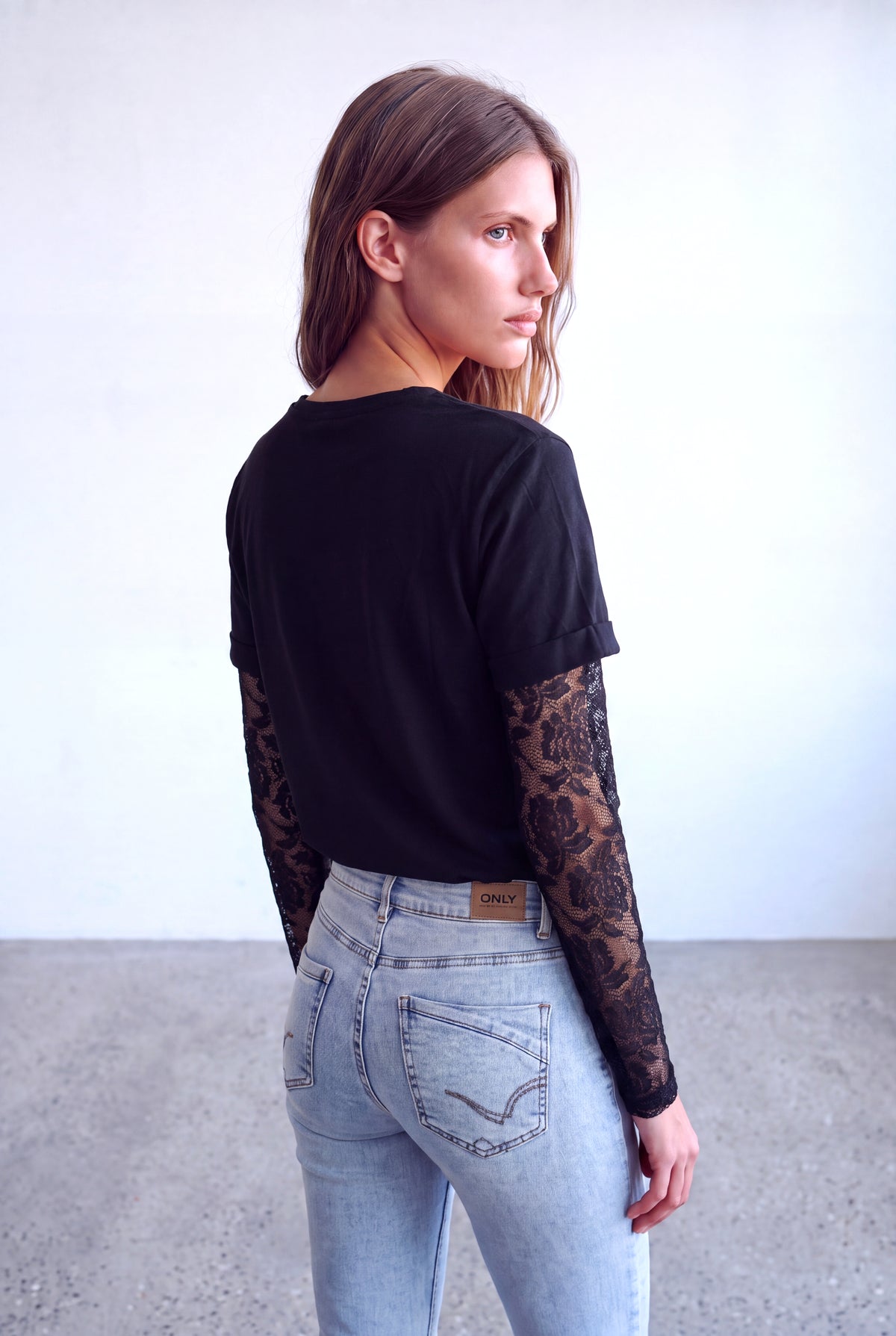 Siyah Kadın Siyah Pamuklu Bisiklet Yaka Dantel Kollu Gül Baskılı T-Shirt VANESSA - Top - Westmark London EU(TR) Store Organik Pamuklu Sürdürülebilir Moda