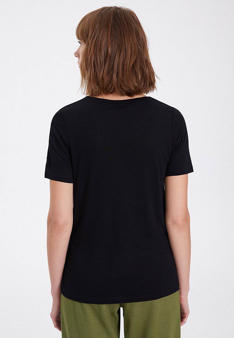 ESSENTIALS DEEP V-NECK TEE in Black - T-Shirt - Westmark London EU(TR) Store Organik Pamuklu Sürdürülebilir Moda