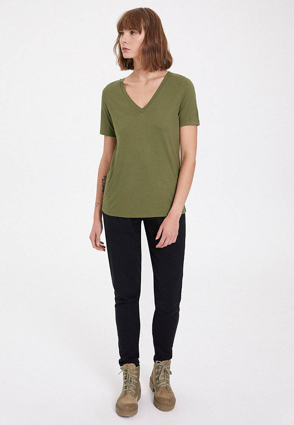 ESSENTIALS DEEP V-NECK TEE in Capulet Olive - T-Shirt - Westmark London EU(TR) Store Organik Pamuklu Sürdürülebilir Moda