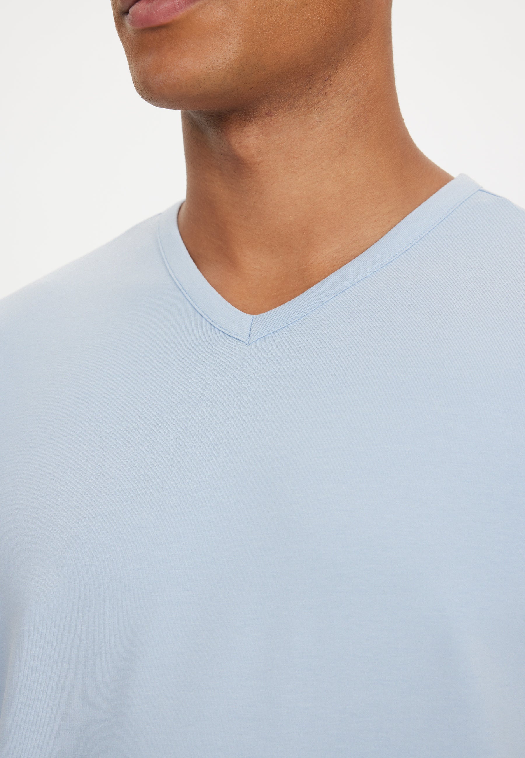 Bebek Mavisi V-Yaka Regular Fit Pamuk Elastan Karışımlı Basic Erkek T-Shirt THEO - T-Shirt - Westmark London EU(TR) Store Organik Pamuklu Sürdürülebilir Moda