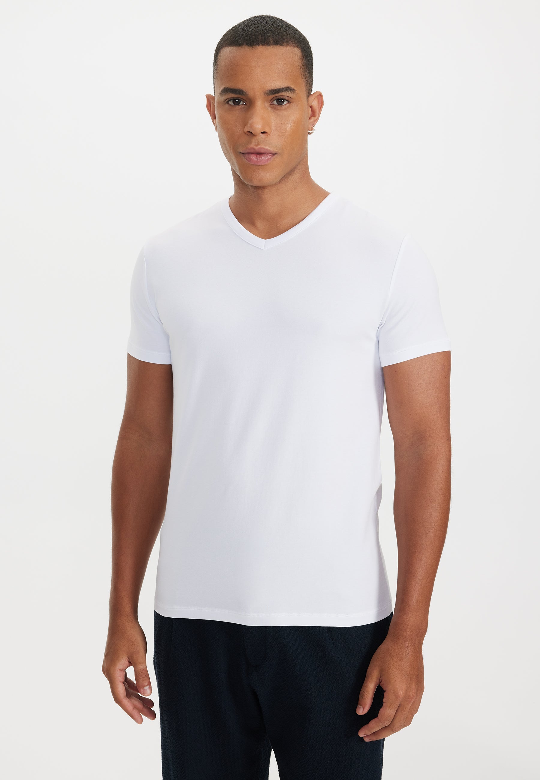 Beyaz V-Yaka Regular Fit Pamuk Elastan Karışımlı Basic Erkek T-Shirt THEO - T-Shirt - Westmark London EU(TR) Store Organik Pamuklu Sürdürülebilir Moda