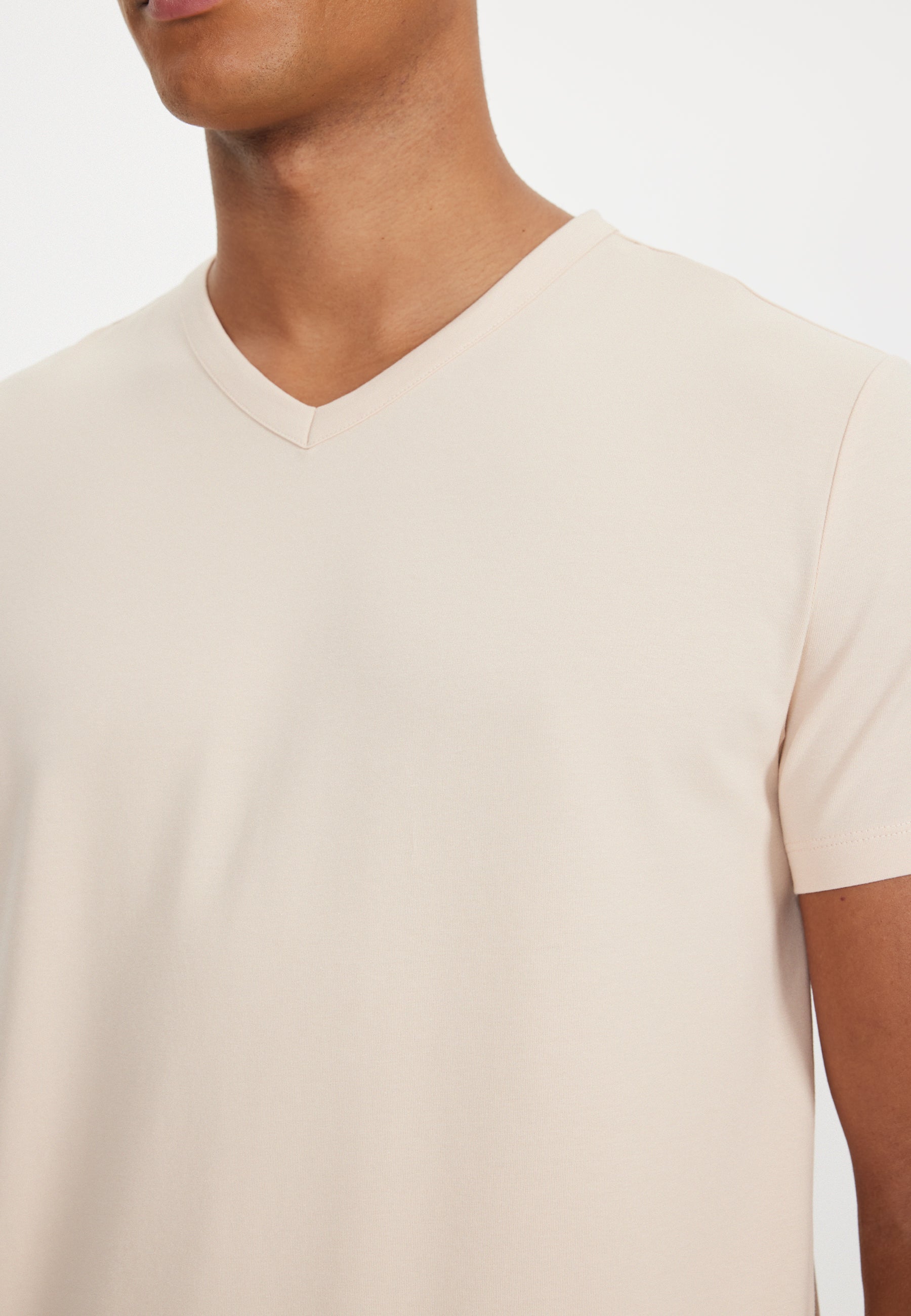 Açık Kahve V-Yaka Regular Fit Pamuk Elastan Karışıklı Basic Erkek T-Shirt THEO - T-Shirt - Westmark London EU(TR) Store Organik Pamuklu Sürdürülebilir Moda