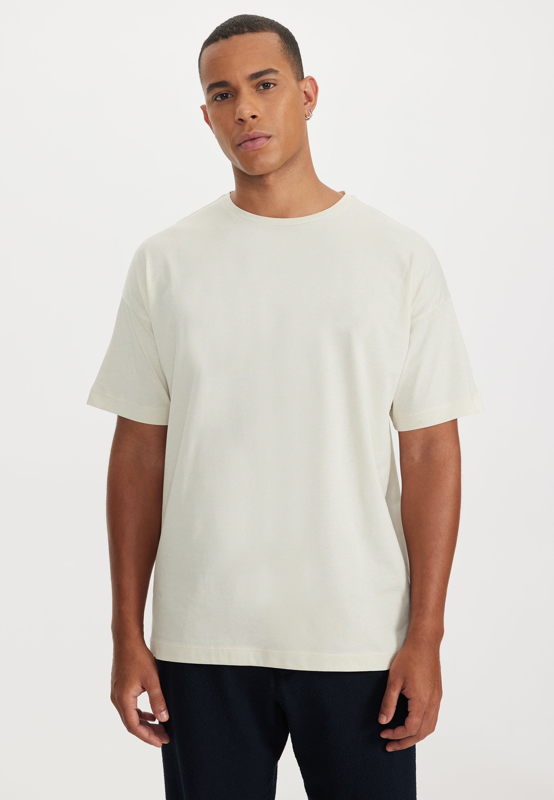 Bej Bisiklet Yaka Oversize Fit Pamuklu Basic Erkek T-Shirt THOMAS - T-Shirt - Westmark London EU(TR) Store Organik Pamuklu Sürdürülebilir Moda